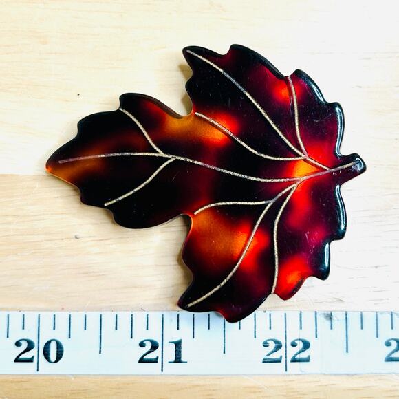 Vintage Resin Maple Leaf Pendant - Picture 4 of 5